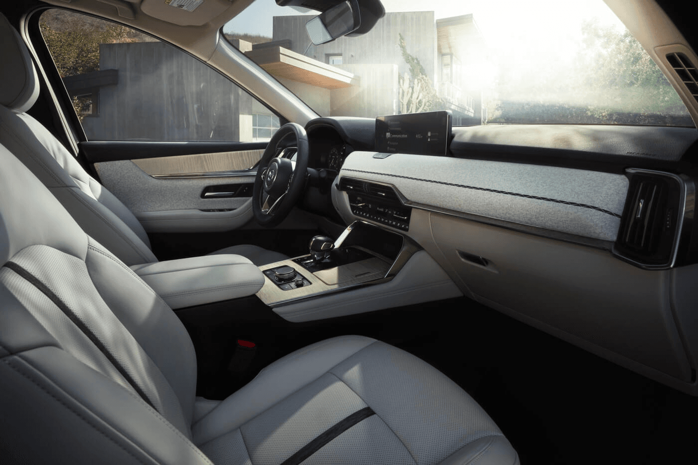 De la planche de bord aux portières et de la console aux sièges Mazda CX-90 PHEV 2025.