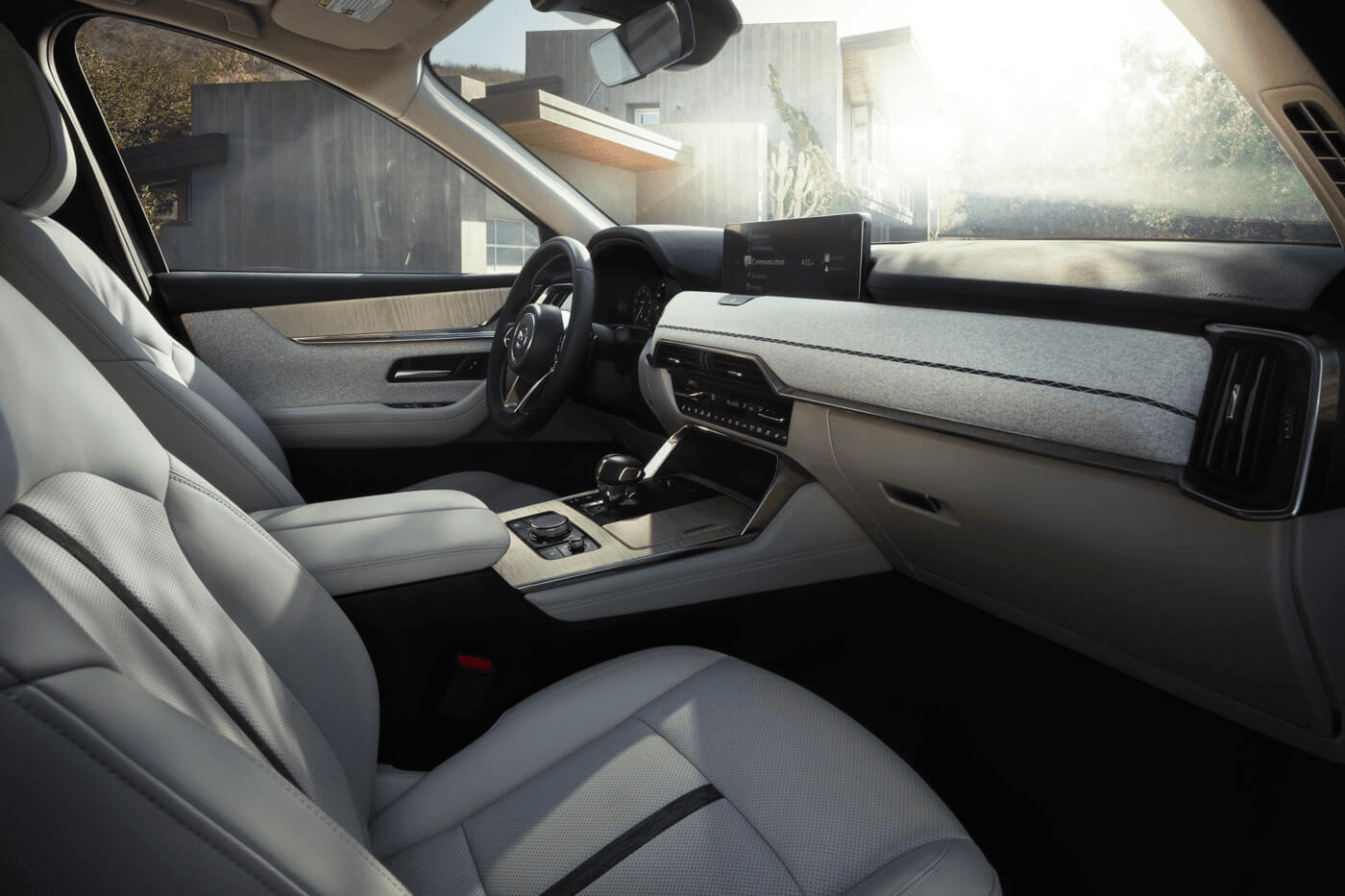 De la planche de bord aux portières et de la console aux sièges Mazda CX-90 PHEV 2024.