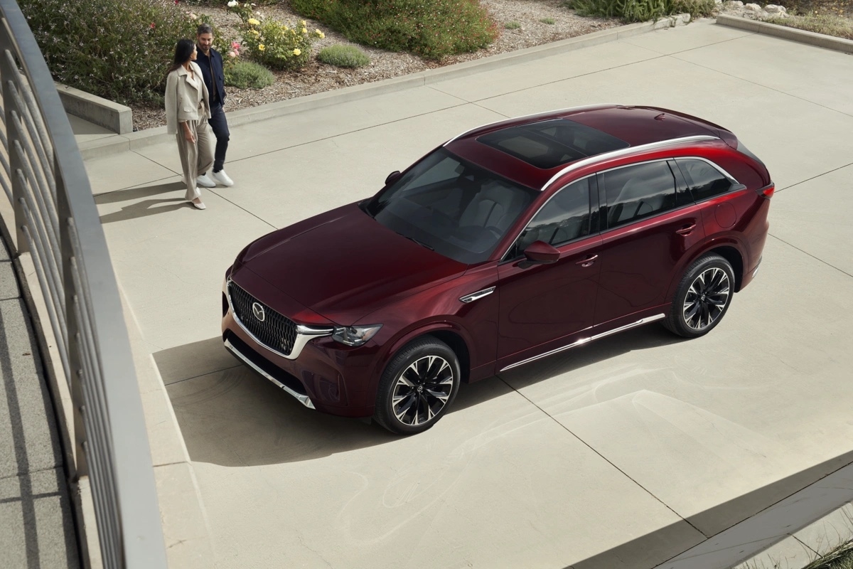 Mazda CX-90 2025 en rouge bourgogne vu de haut, spacieux et raffiné pour les grandes familles.