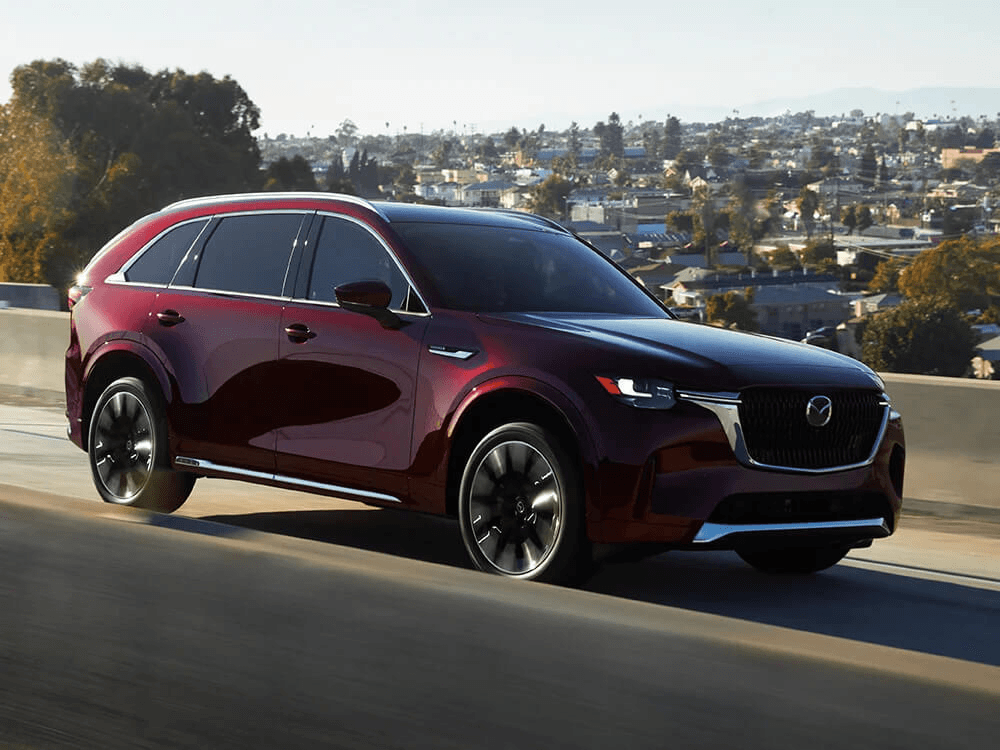 Mazda CX-90 MHEV 2025 sur la route.