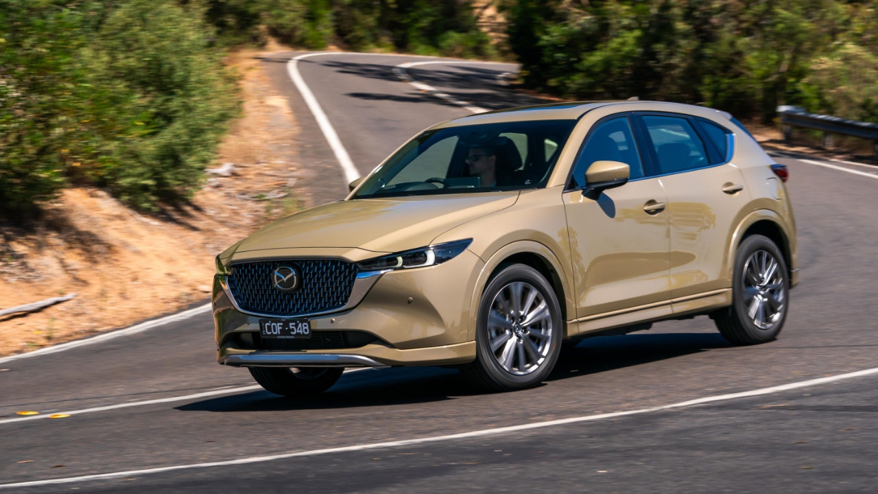 vue latérale avant d'une Mazda CX-5 2025