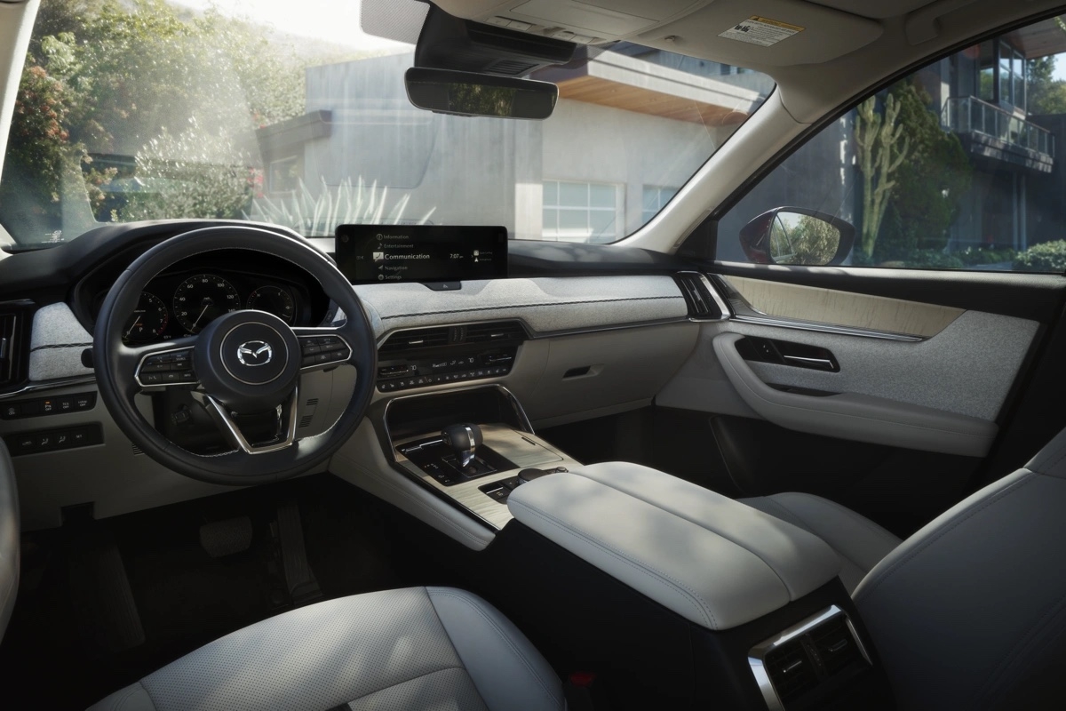 Habitacle du Mazda CX-90 2025, intérieur clair luxueux avec technologie moderne et finitions premium.