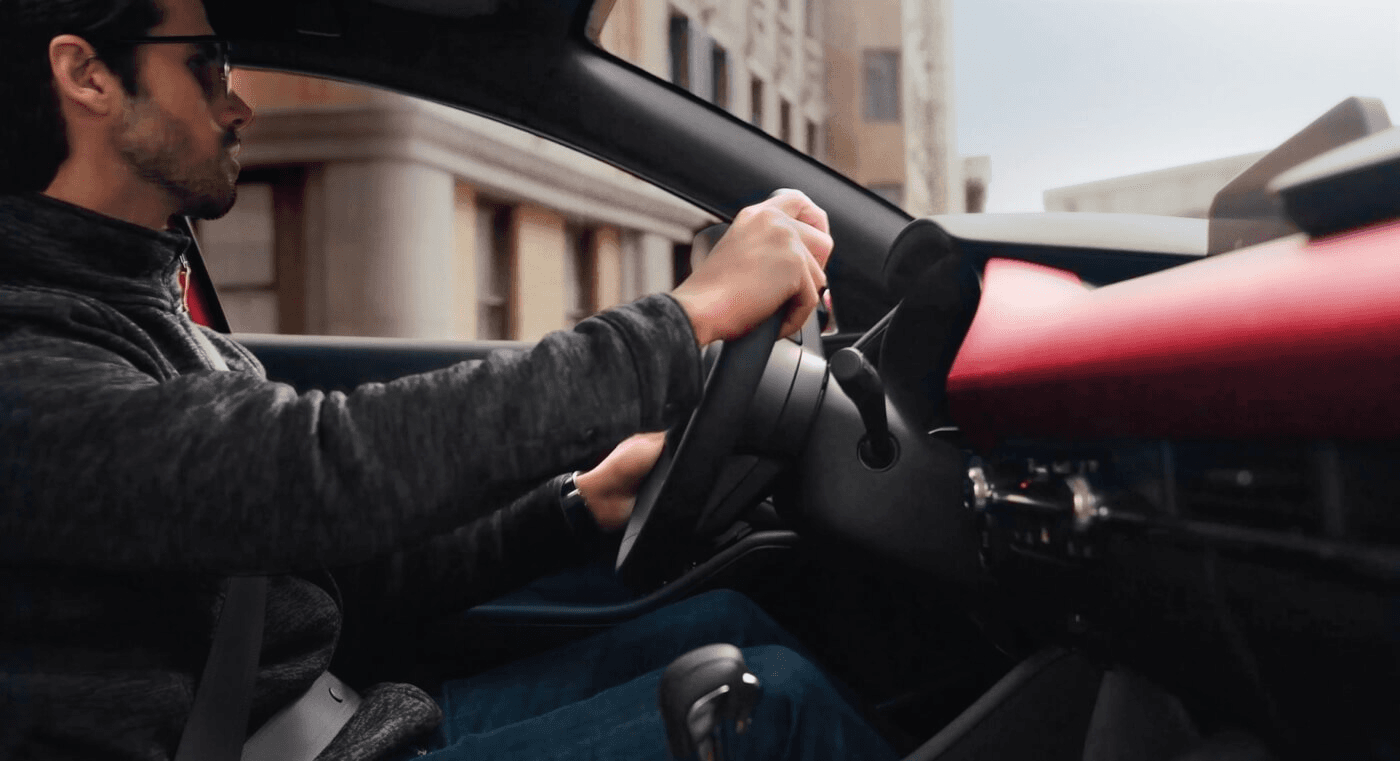 Homme au volant de la Mazda3 2025.