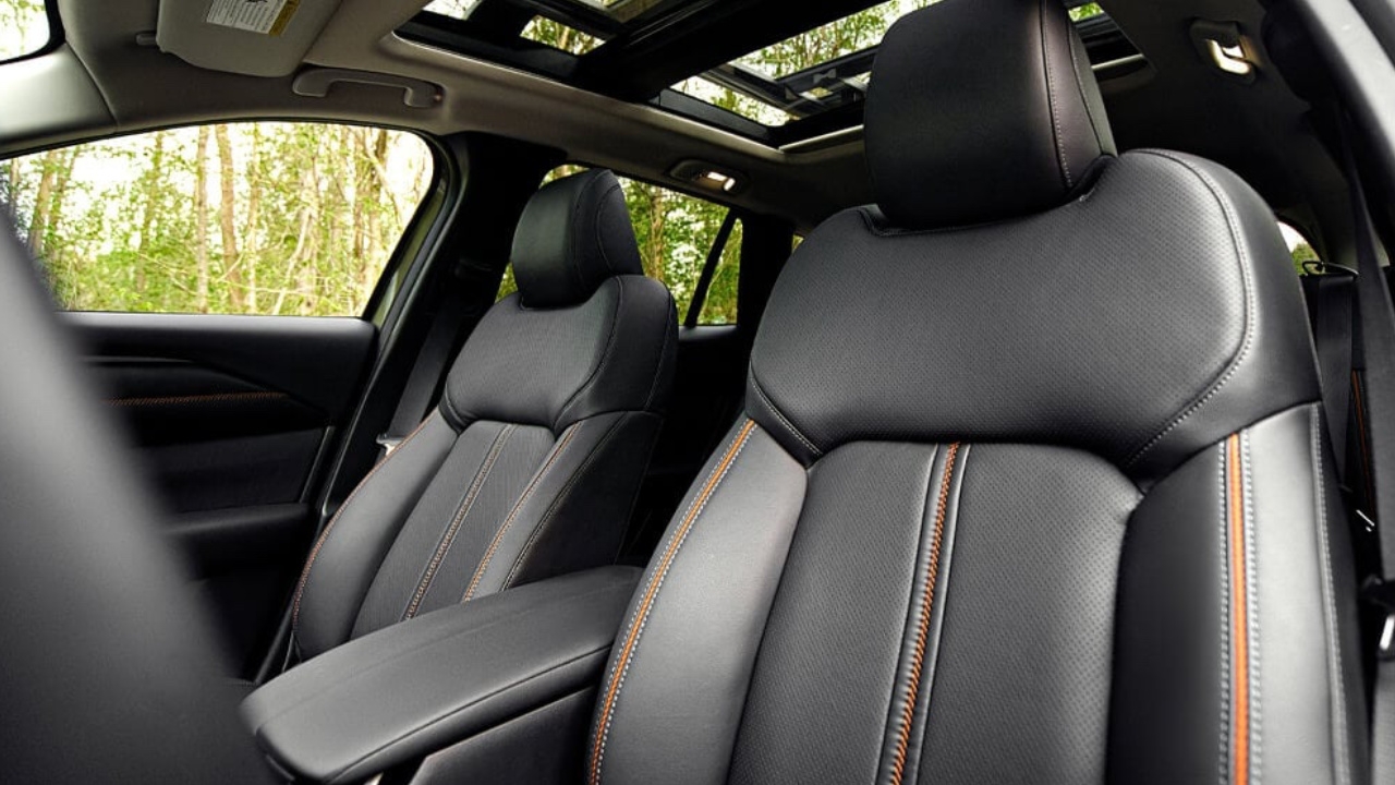 Vue de l'habitacle d'une Mazda CX-50 2025