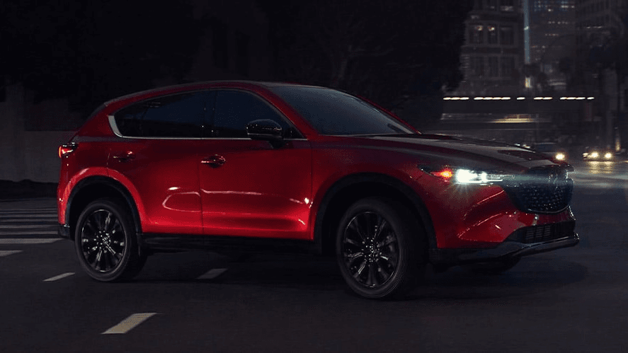 Le Mazda CX-5 Rouge vibrant en ville.