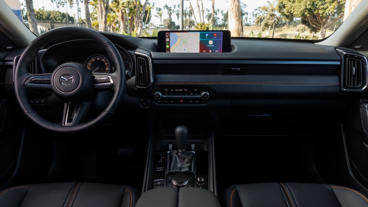 Vue de l'habitacle et du tableau de bord d'une Mazda CX-50 2025