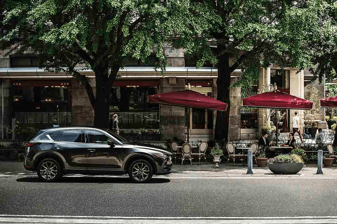 vue latérale du Mazda CX-5 2021.5 sur une rue