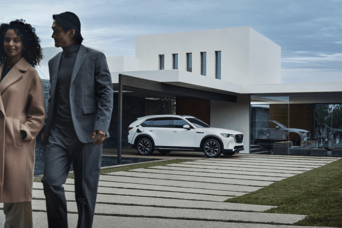 Mazda CX-90 PHEV 2025 stationné à la maison.