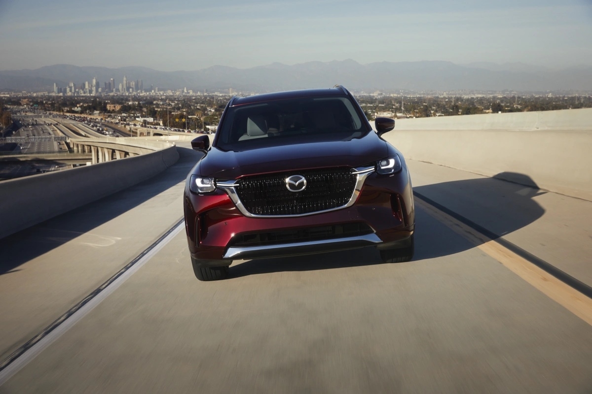 Mazda CX-90 2025 sur l’autoroute, avant dynamique et design haut de gamme.