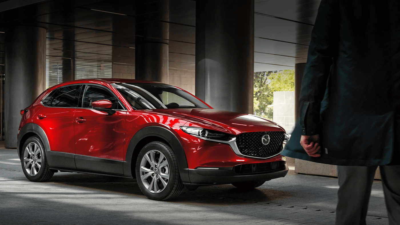 Vue avant du Mazda CX-30 2025 dans un stationnement sous-terrain
