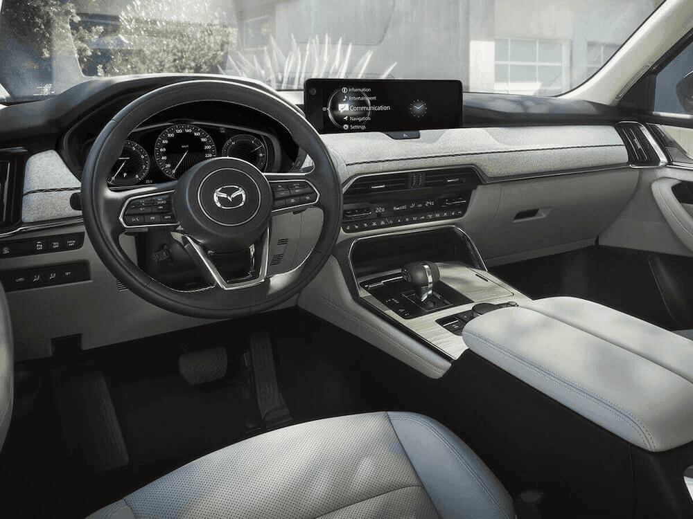 Vue intérieur du Mazda CX-90 MHEV 2025 et de son tableau de bord