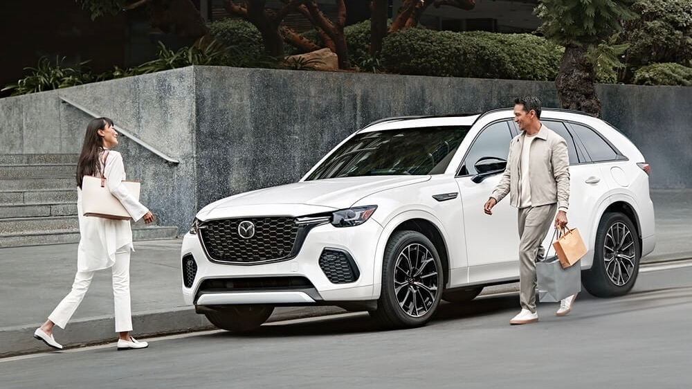 Mazda CX-70 blanc 2025 en version urbaine, parfait pour les jeunes professionnels actifs.